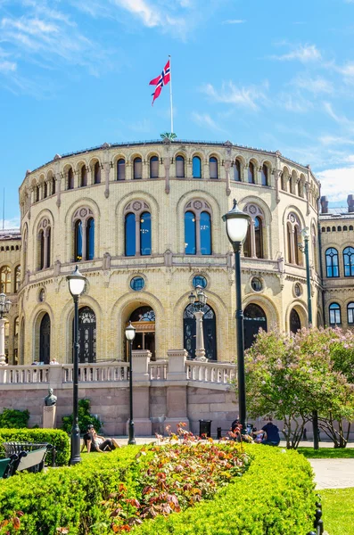 Stortinget, Parlamento della Norvegia Oslo nella bellissima giornata primaverile — Foto Stock