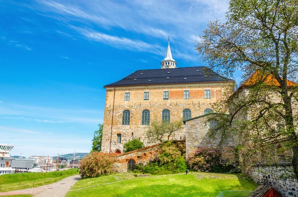 Castillo medieval Akershus Fortaleza con Oslofjord — Foto de Stock