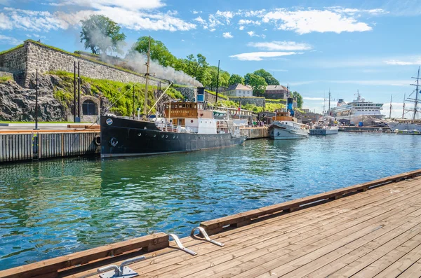 Old fishing boat and Akershus Fortress from Oslo Fjord, Oslo, Norway — Stock Photo, Image