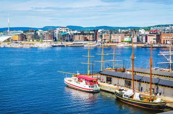 Vervoer schip in de haven door Aker Brygge, Oslo — Stockfoto