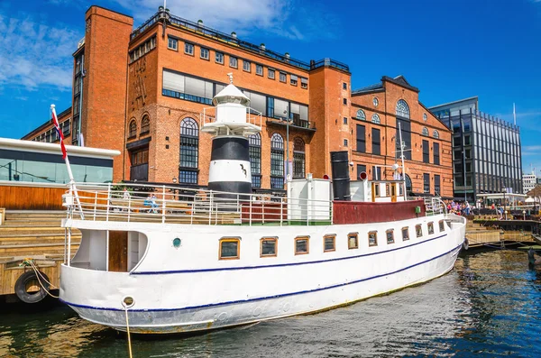 Berömda syn på Aker Brygge Oslo med vita yacht — Stockfoto