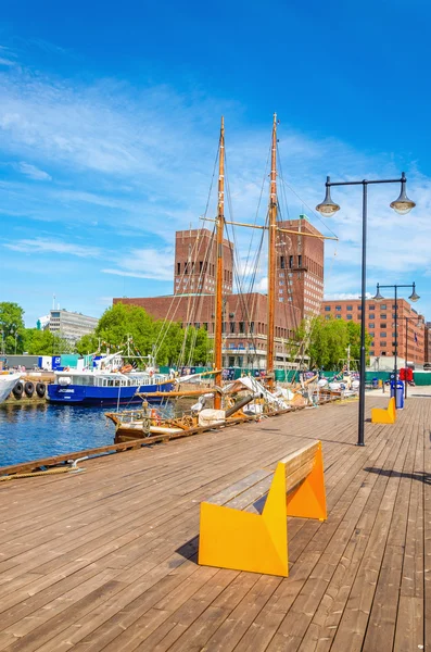 Oslo City Hall ve fiyort, Norveç'in ahşap iskele — Stok fotoğraf