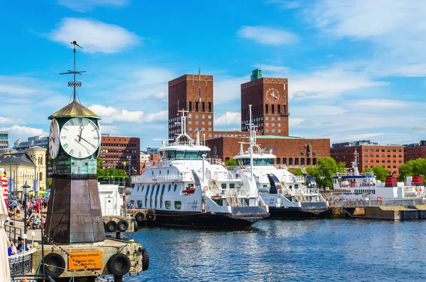 Reloj en Aker Brygge, moderno y el Ayuntamiento de Oslo — Foto de Stock