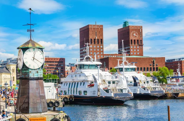 Óra Aker Brygge dokk, népszerű része Oslo — Stock Fotó