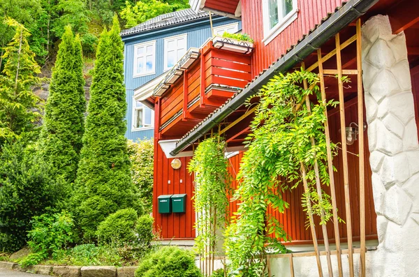 Güzel kırmızı ahşap villa İskandinavya — Stok fotoğraf