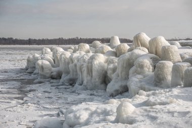 Baltık Denizi kıyılarında buz ve karla kaplı kayalar.
