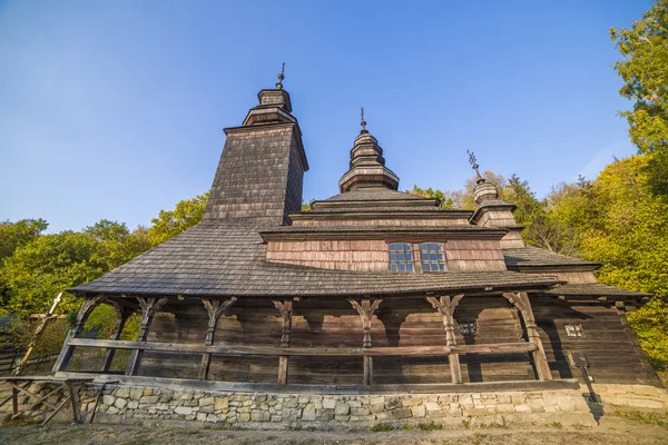 Gamla traditionella träkyrkan från Zakarpattia regionen — Stockfoto