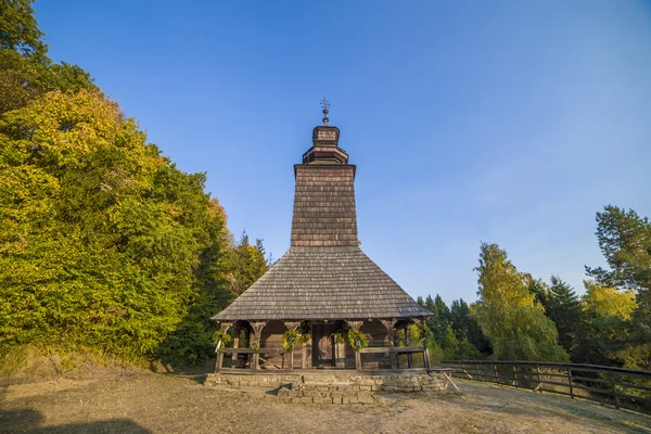 Gamla traditionella träkyrkan från Zakarpattia regionen — Stockfoto