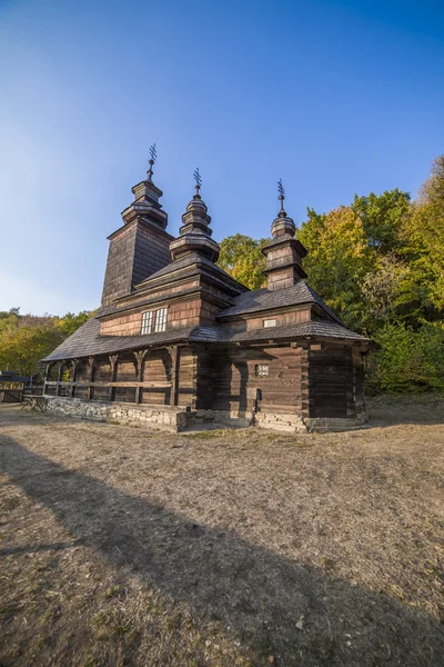 Gamla traditionella träkyrkan från Zakarpattia regionen — Stockfoto