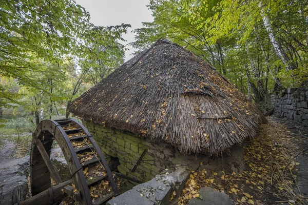 Gammal traditionell vattenkvarn — Stockfoto