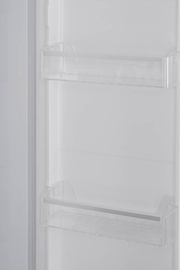 Beyaz Arka Plan Üzerinde İzole Yeni Buzdolabı. Modern Mutfak ve Ev Aletleri