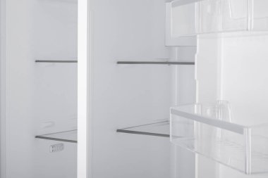 Beyaz Arka Plan Üzerinde İzole Yeni Buzdolabı. Modern Mutfak ve Ev Aletleri