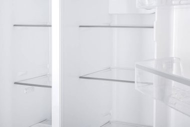 Beyaz Arka Plan Üzerinde İzole Yeni Buzdolabı. Modern Mutfak ve Ev Aletleri