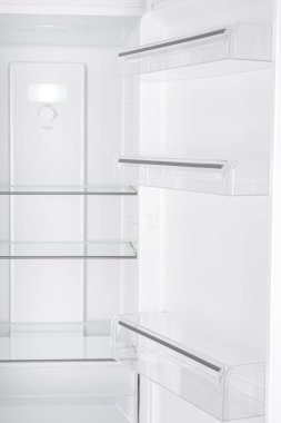 Beyaz Arka Plan Üzerinde İzole Yeni Buzdolabı. Modern Mutfak ve Ev Aletleri