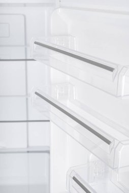 Beyaz Arka Plan Üzerinde İzole Yeni Buzdolabı. Modern Mutfak ve Ev Aletleri
