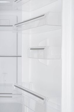 Beyaz Arka Plan Üzerinde İzole Yeni Buzdolabı. Modern Mutfak ve Ev Aletleri