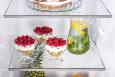 buzdolabı taze meyve ve sebze, sağlıklı gıda arka plan, organik beslenme, sağlık, diyet kavramı tam açık