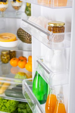 buzdolabı taze meyve ve sebze, sağlıklı gıda arka plan, organik beslenme, sağlık, diyet kavramı tam açık