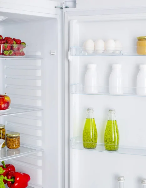新鮮な果物や野菜 健康食品の背景 有機栄養 保健医療 ダイエットの概念のフル冷蔵庫を開く — ストック写真