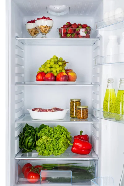 新鮮な果物や野菜 健康食品の背景 有機栄養 保健医療 ダイエットの概念のフル冷蔵庫を開く — ストック写真