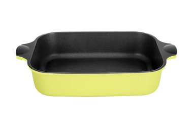 Fırında farklı yemekler pişirmek için parlak renkli yemek takımı. Beyaz arkaplanda izole