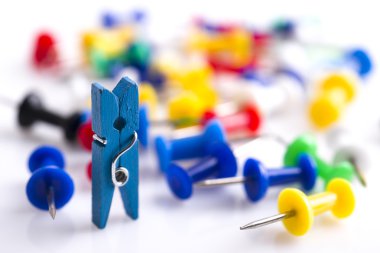 Küçük renk giysiler-peg beyaz arka plan üzerinde izole