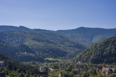 Erken sabah gökyüzünde bulutlar ile dağ manzarası
