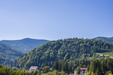Erken sabah gökyüzünde bulutlar ile dağ manzarası