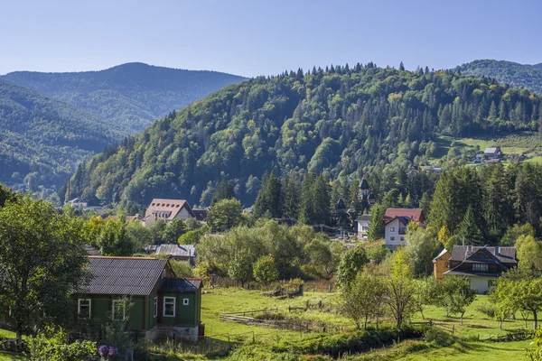 Горный пейзаж в утреннем небе с облаками — стоковое фото