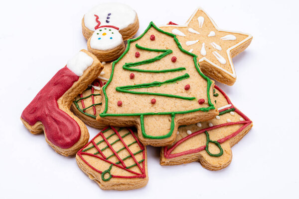 Разнообразие рождественских печенек на белом фоне.