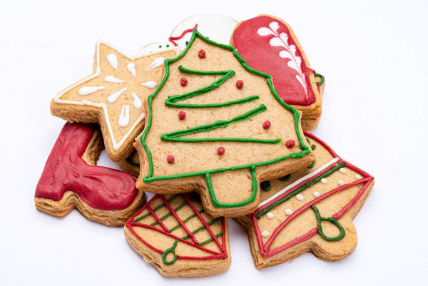 Разнообразие рождественских печенек на белом фоне.