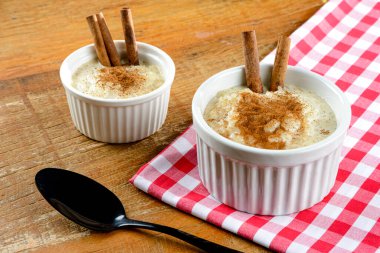 İçinde tarçın serpilmiş sütlaç olan çömlek.