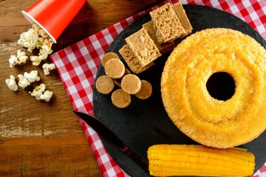 Tipik Brezilya Junina parti tatlıları - Kopya alanı ile üstten görünüm.