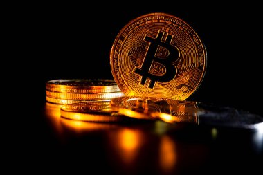 Bitcoin madeni para konsepti. Siyah arkaplan üzerindeki kripto para birimi kavramları.