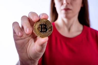 Fiziksel Bitcoin (BTC) metal para gösteren kadın. Stüdyo kaydı.