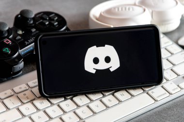 SAO PAULO, BRAZIL - 26 AĞUSTOS 2021: Uyuşmazlık ses, video ve metin üzerinden konuşmanın en kolay yoludur. Konuşun, sohbet edin, takılın ve arkadaşlarınızla ve topluluklarınızla yakın durun..