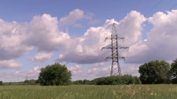 Pólo de alta tensão ou torre de alta tensão — Vídeo de Stock