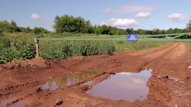 Paesaggio rurale russo con sterrato campagna vuota strada bagnata Clip Video