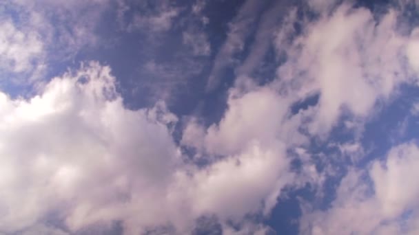 Nubes en el cielo azul — Vídeos de Stock