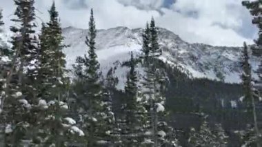 Loş Geçitin Üzerinden Geçmek