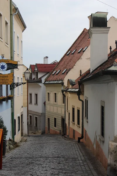 Enge Straße in Bratislava — Stockfoto