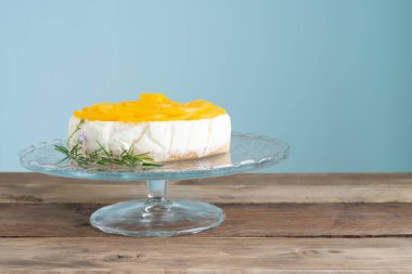 Gül şeklinde şeftali ile süslenmiş üç süt tatlısı. Uzayı kopyala Kolombiya tarifi. Hamur işi kavramı.