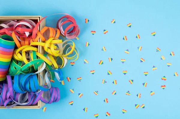 Mavi arka planda renkli kurdeleler. Renkli spiraller LGBTQIA kültürü.