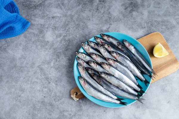 Anchois Entiers Sur Plaque Bleue Sur Fond Marbre Espace Copie — Photo