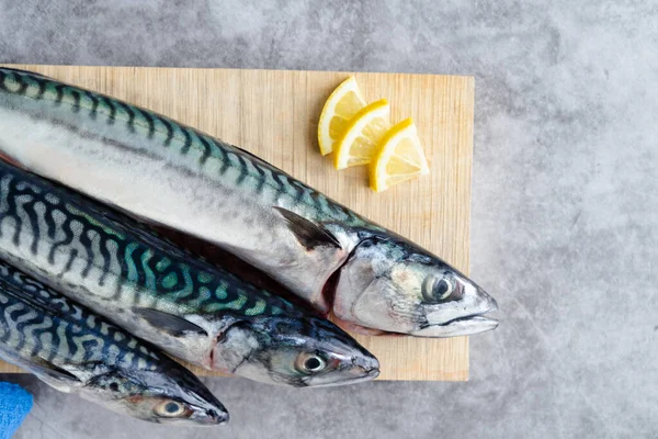 Makrele Auf Holzgrund Auf Marmorgrund Kopierraum Frischfisch Konzept — Stockfoto
