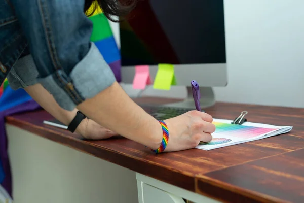 Kültür LGBTQIA. LGBT aksesuarlarıyla çalışan bir kadın..