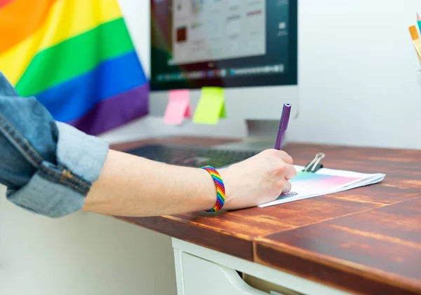 Ženská Ruka Pracující Kanceláři Lgbt Výzdobou Příslušenstvím Kultura Lgbtqia — Stock fotografie