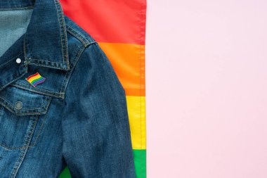LGBT aksesuarlı gökkuşağı bayrağı ve ceket. Boşluğu kopyala.