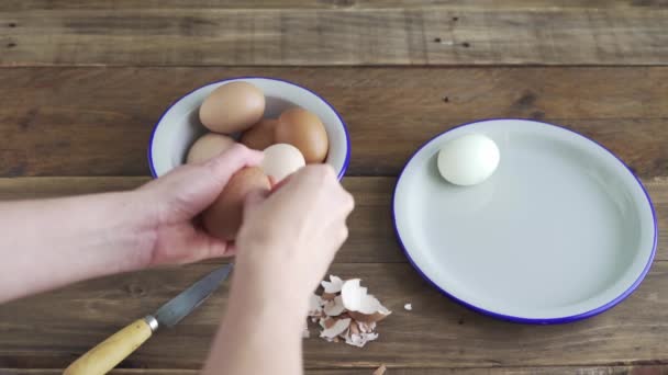 Жіноча Рука Чистить Варені Яйця Дерев Яному Фоні Концепція Кухні — стокове відео