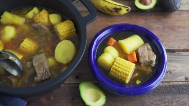 Kolombiyalı Sancocho. Bir tabak yemek servisi. Kolombiya mutfağı konsepti.